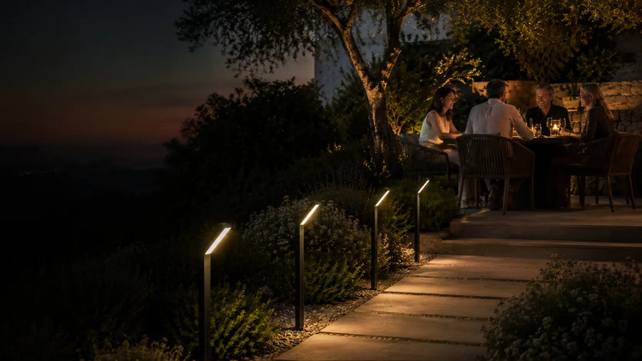 Giardino moderno al tramonto illuminato da lampade solari da esterno Lumière
