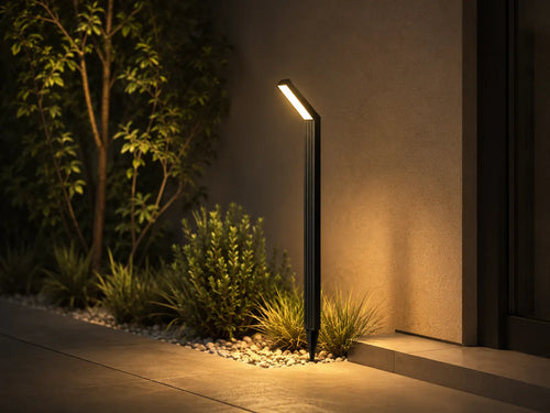 Lampada solare Lumière installata vicino all'ingresso di casa